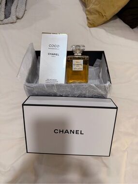CHANEL #5 & Coco Mademoiselle Foaming Shower Gel - White & Gold Accents